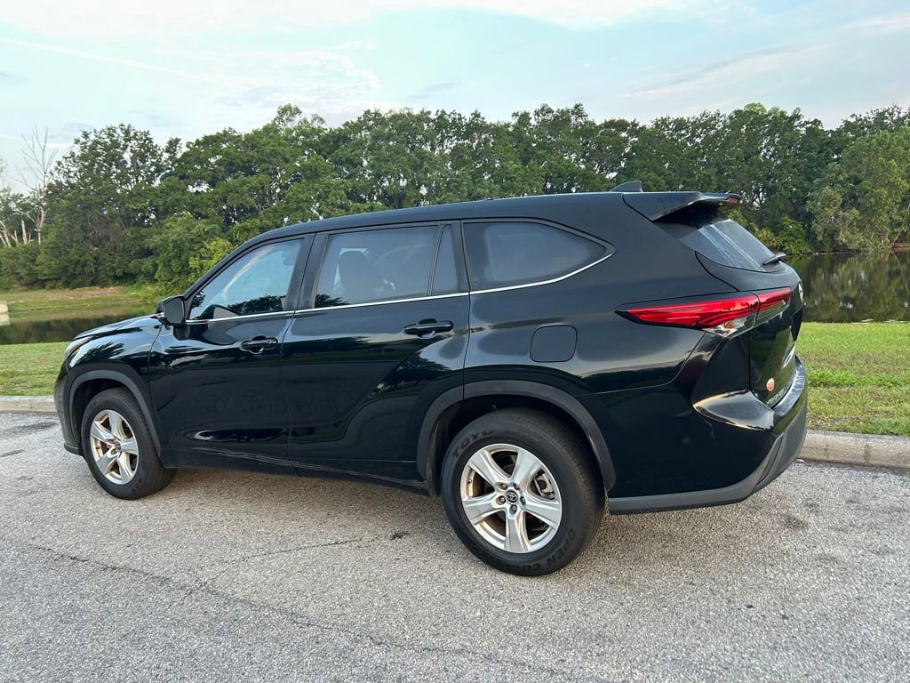 Used 2023 Toyota Highlander LE FWD image 4