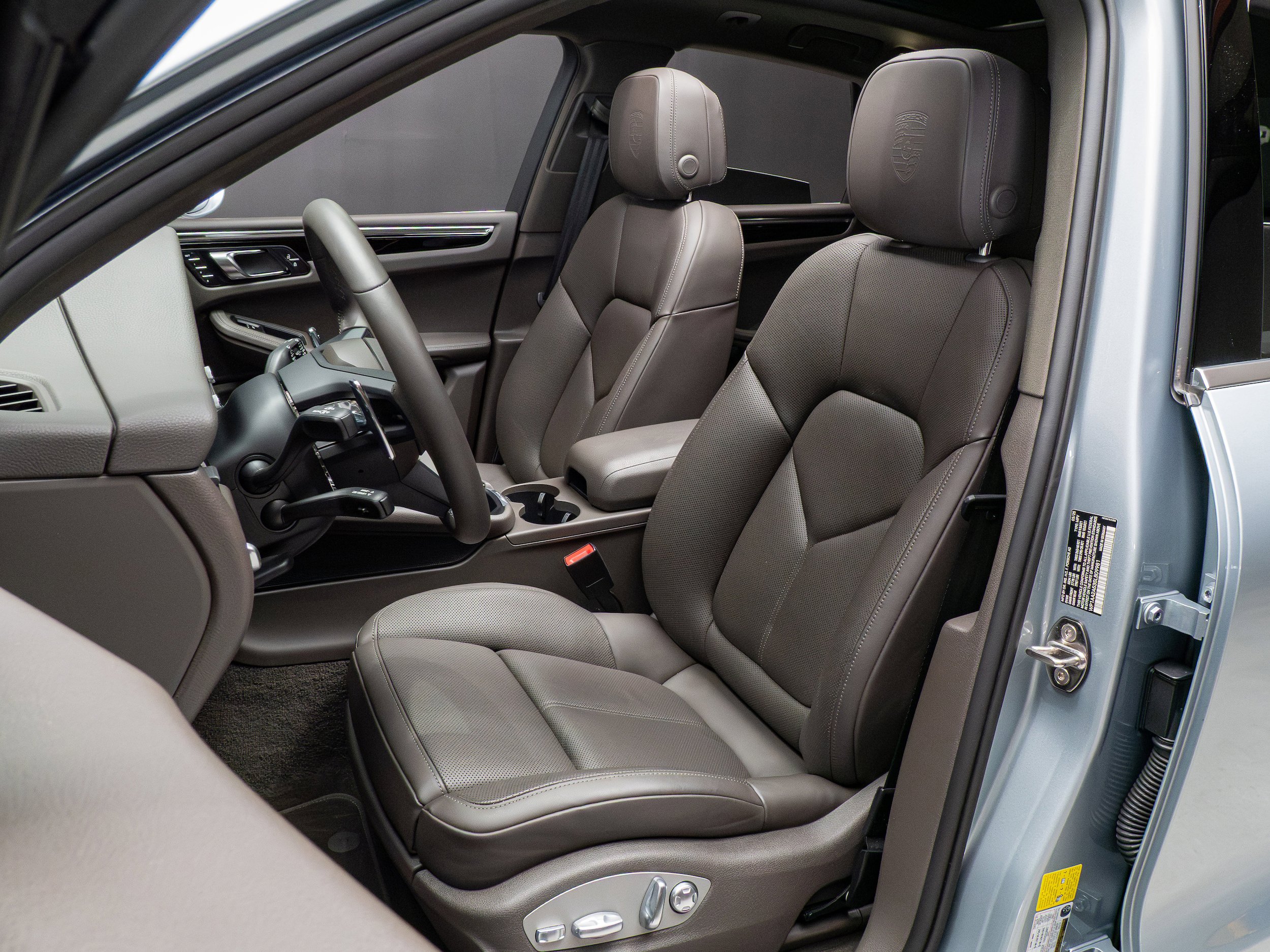 Certified 2025 Porsche Macan AWD/4WD image 5