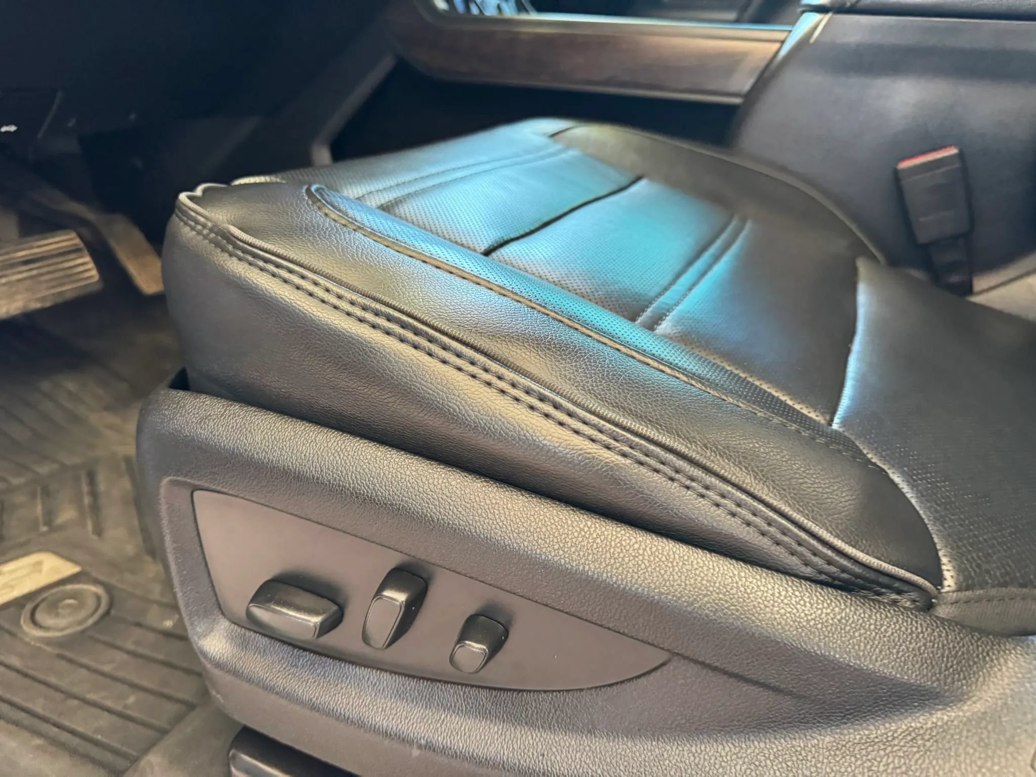 Used 2019 GMC Sierra 2500 Denali w/ Duramax Plus Package AWD/4WD image 15