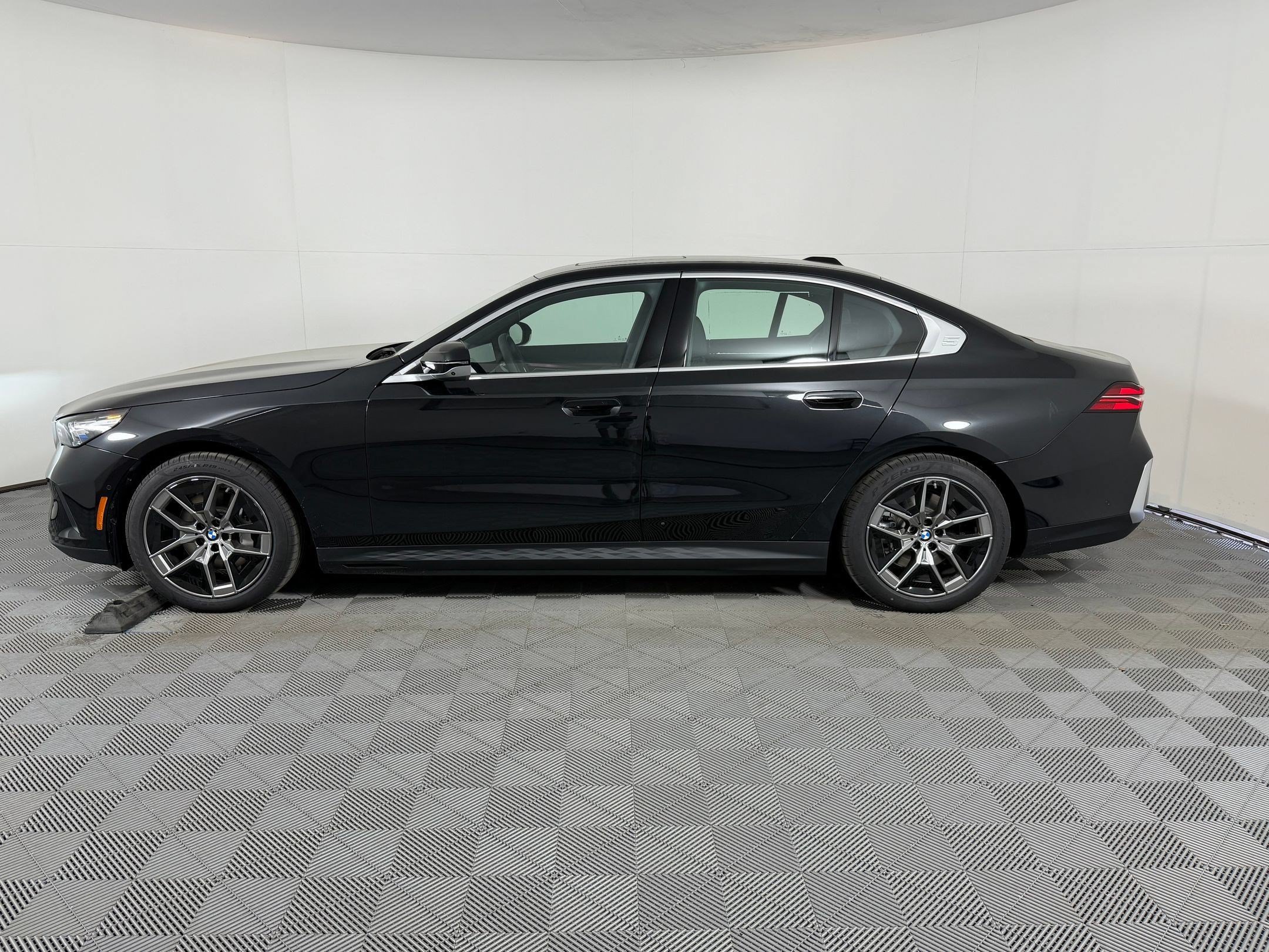 Used 2026 BMW i5 eDrive40 w/ Convenience Package RWD image 2