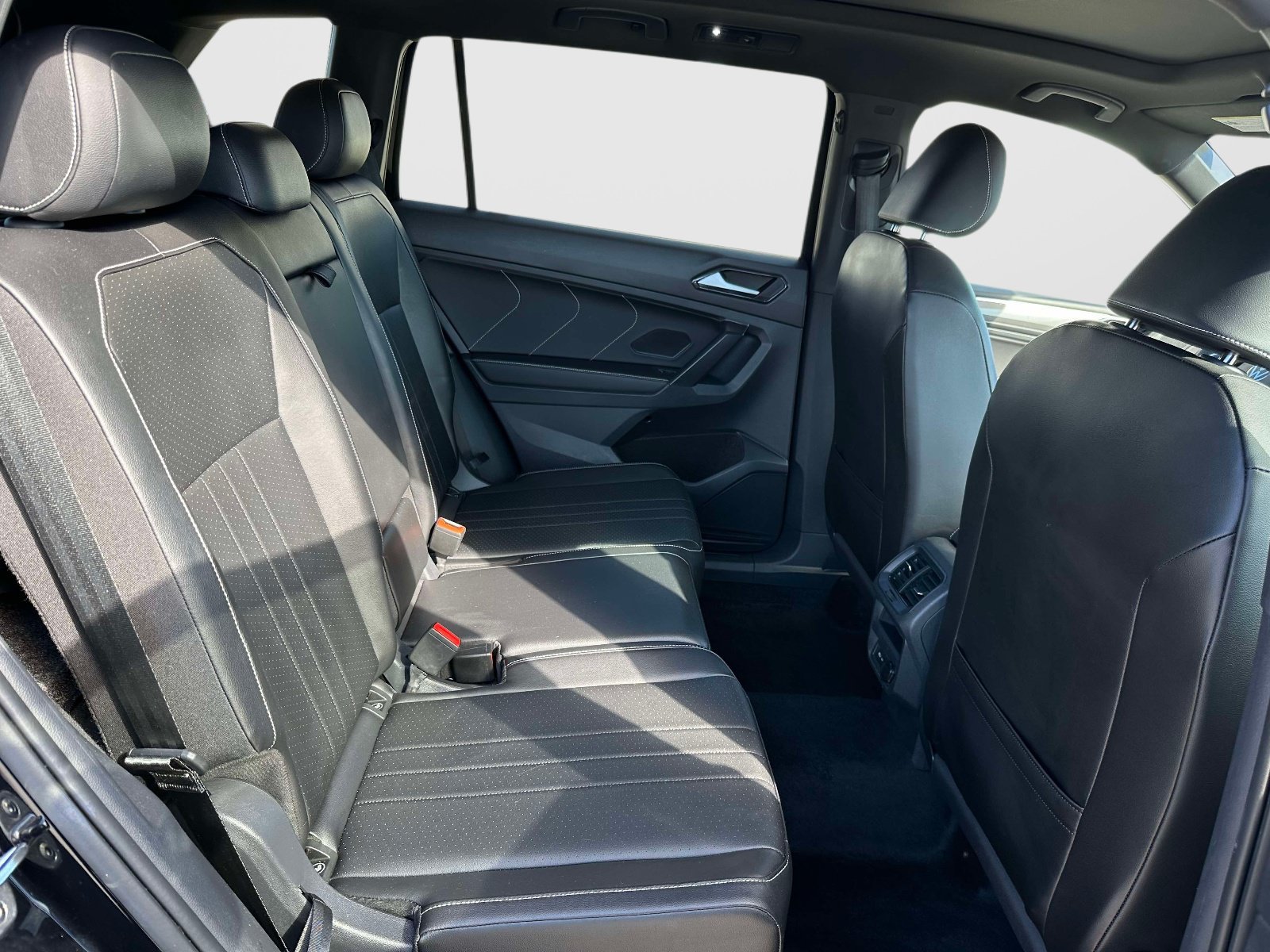 Certified 2024 Volkswagen Tiguan SE R-Line AWD/4WD image 11