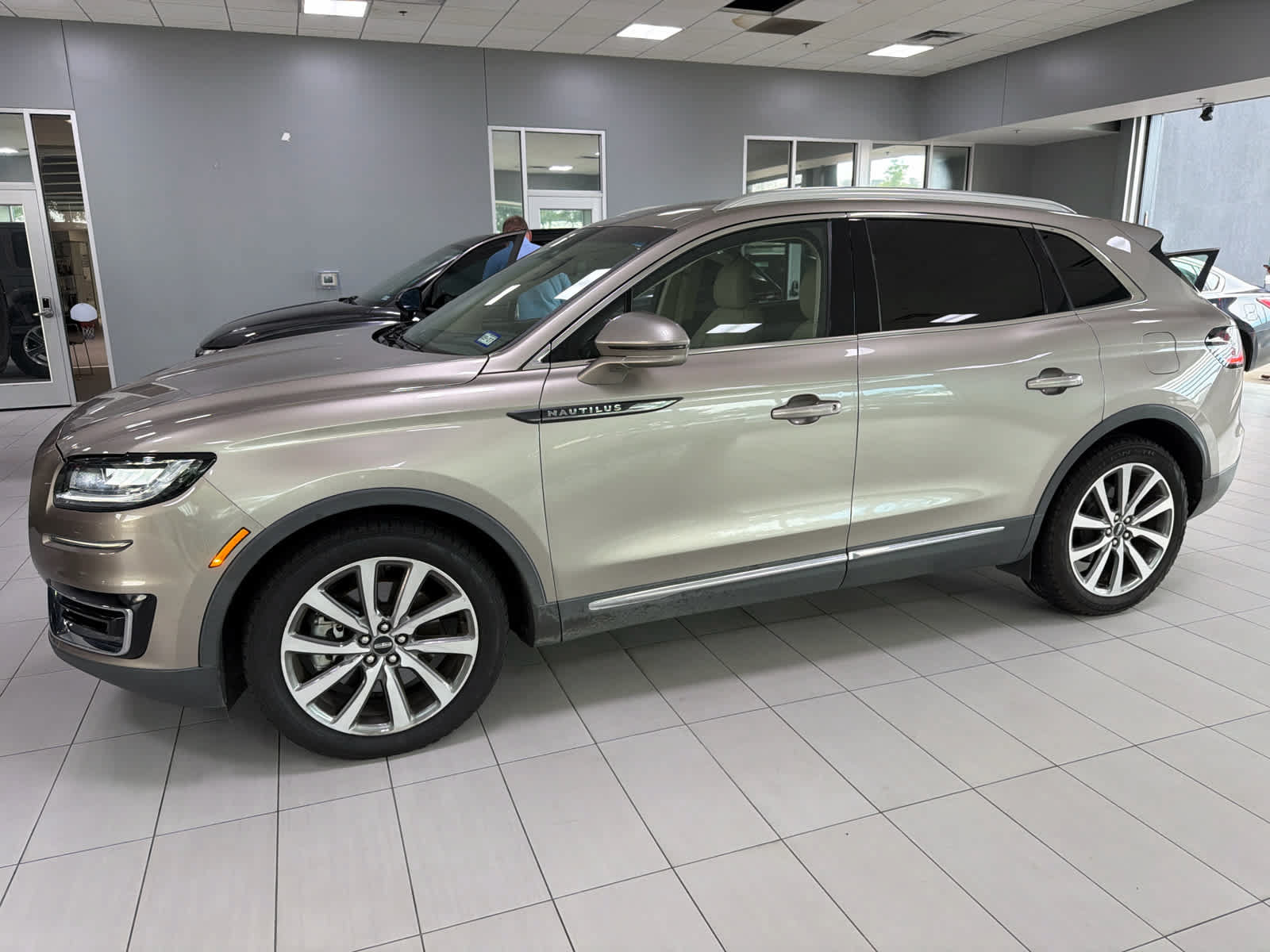 Used 2019 Lincoln Nautilus Select FWD image 3