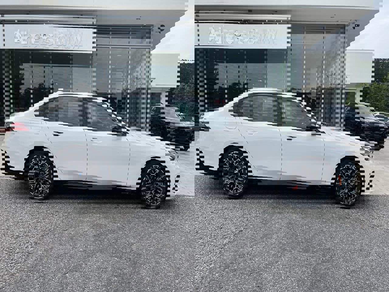 Used 2025 BMW i5 M60 w/ Premium Package image 9