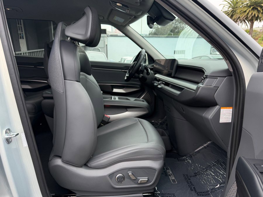 Used 2024 Kia EV9 Light Long Range RWD image 37