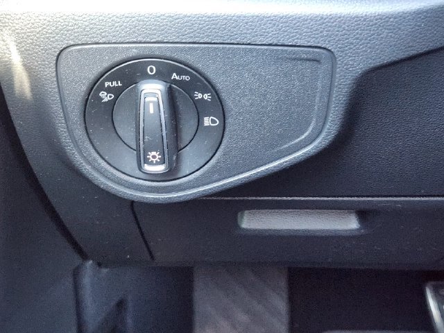 Used 2020 Volkswagen Atlas Cross Sport SE w/ Panoramic Sunroof Package FWD image 23