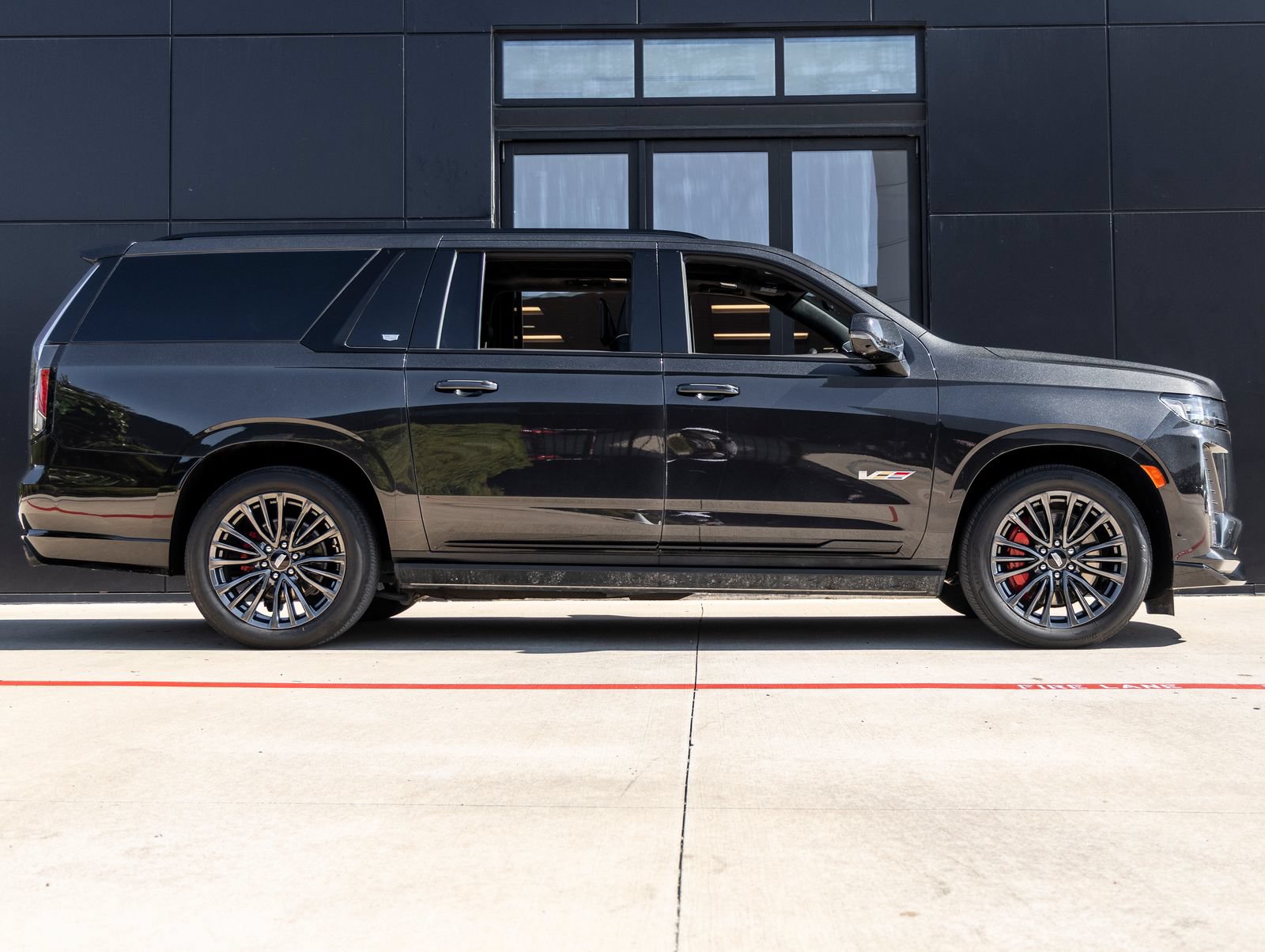 Used 2024 Cadillac Escalade ESV V AWD/4WD image 10