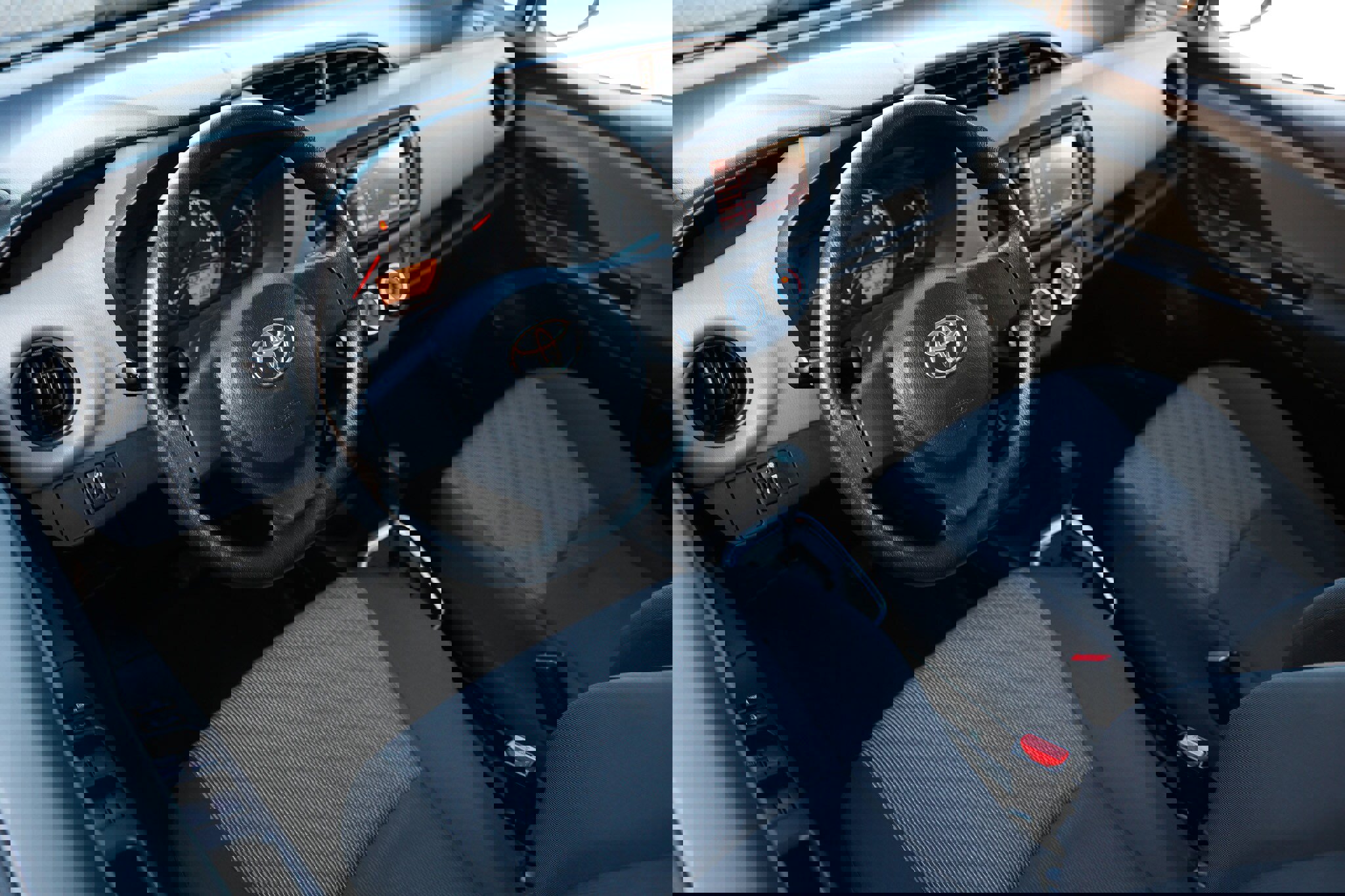 Used 2016 Toyota Yaris L image 6