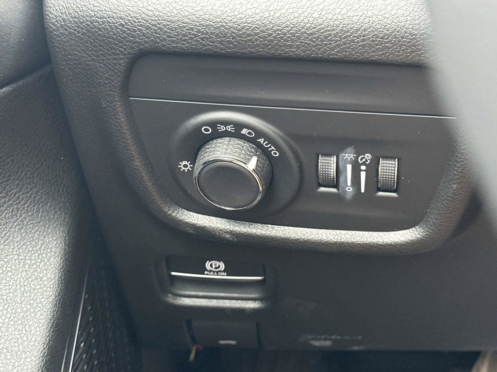 Used 2023 Jeep Grand Cherokee Altitude AWD/4WD image 28