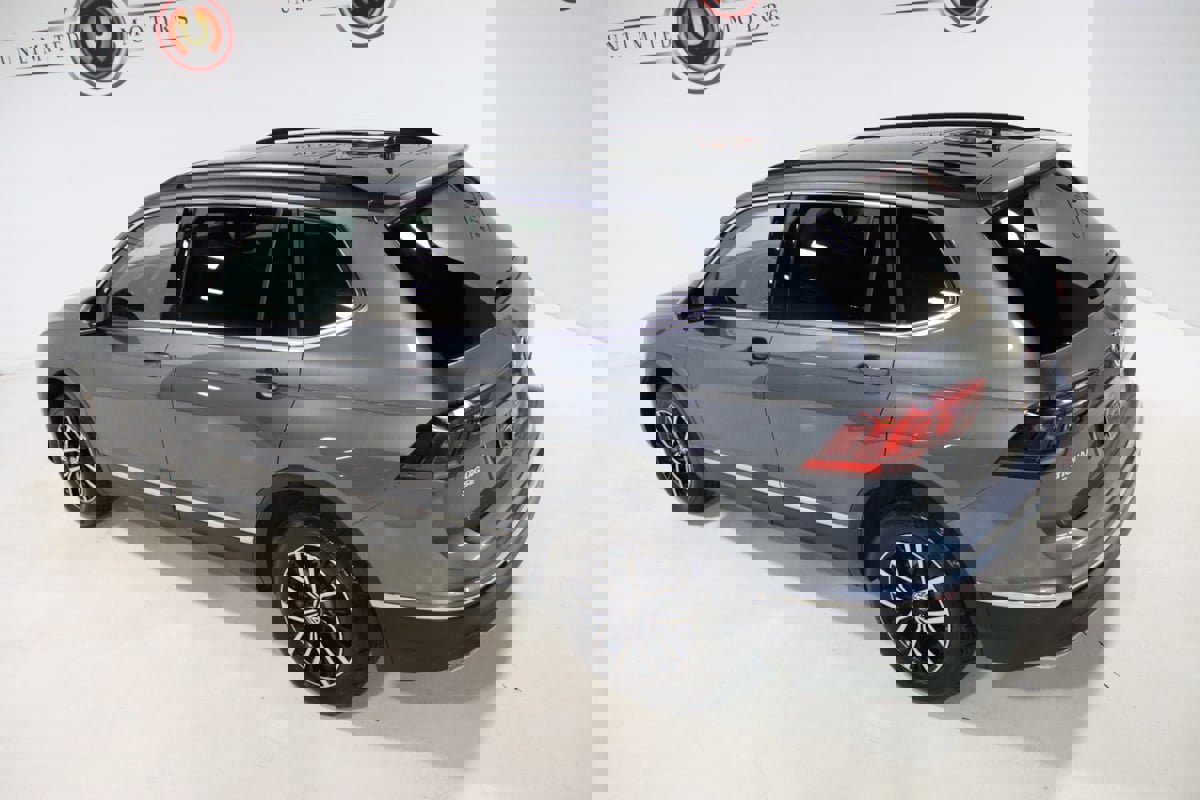 Used 2021 Volkswagen Tiguan SE w/ Panoramic Sunroof Package image 10