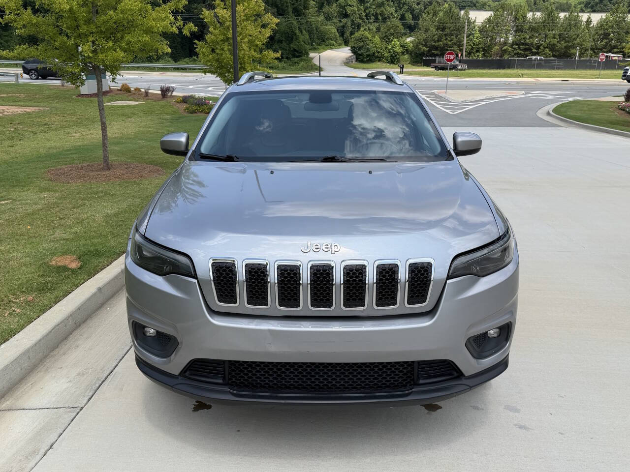 Used 2019 Jeep Cherokee Latitude Plus AWD/4WD image 3
