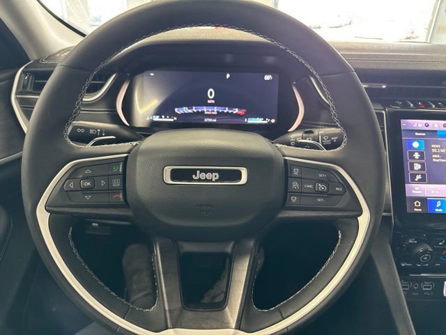 Used 2023 Jeep Grand Cherokee Limited w/ Black Appearance Package AWD/4WD image 32