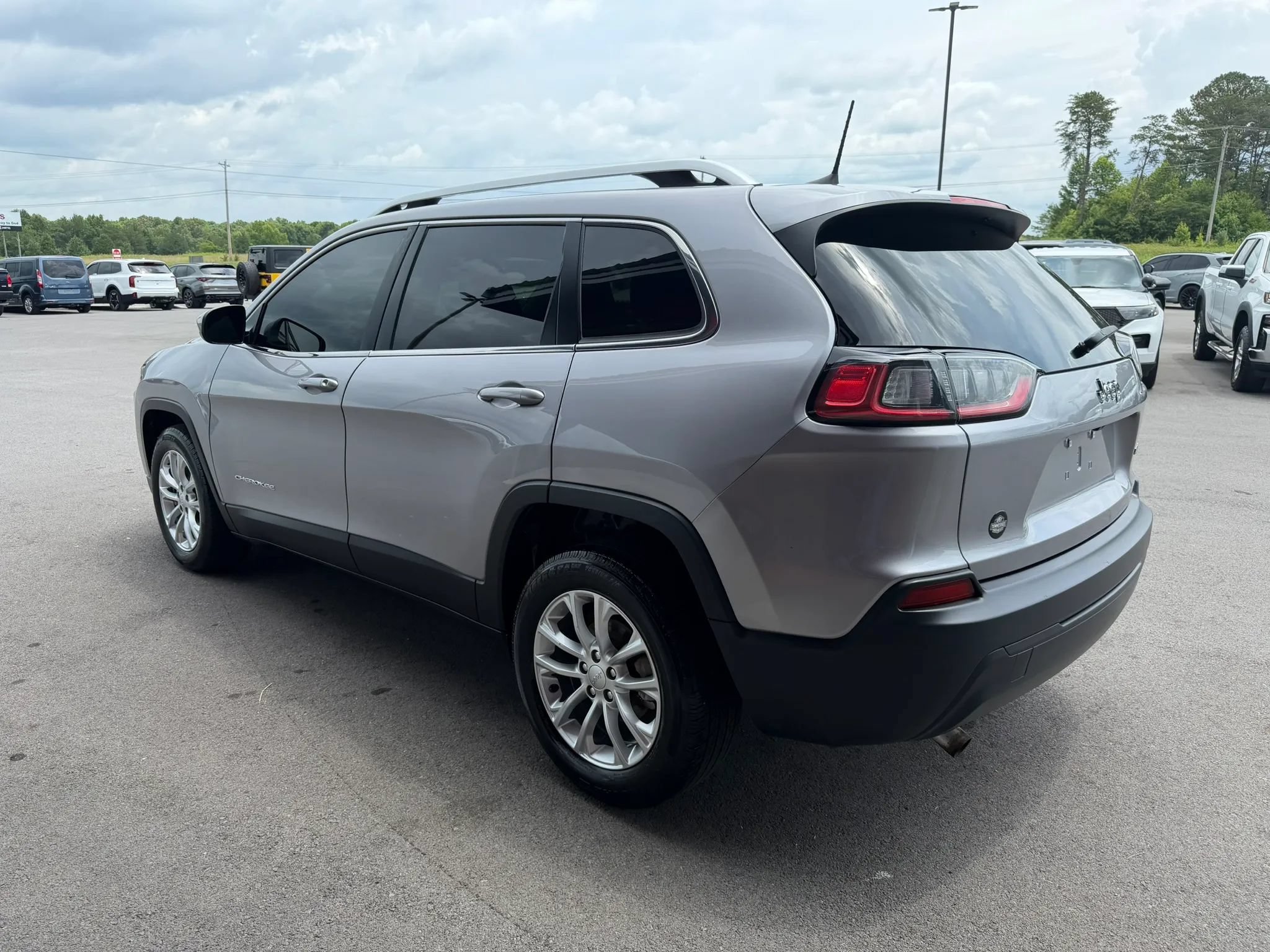 Used 2019 Jeep Cherokee Latitude w/ Popular Appearance Group FWD image 3