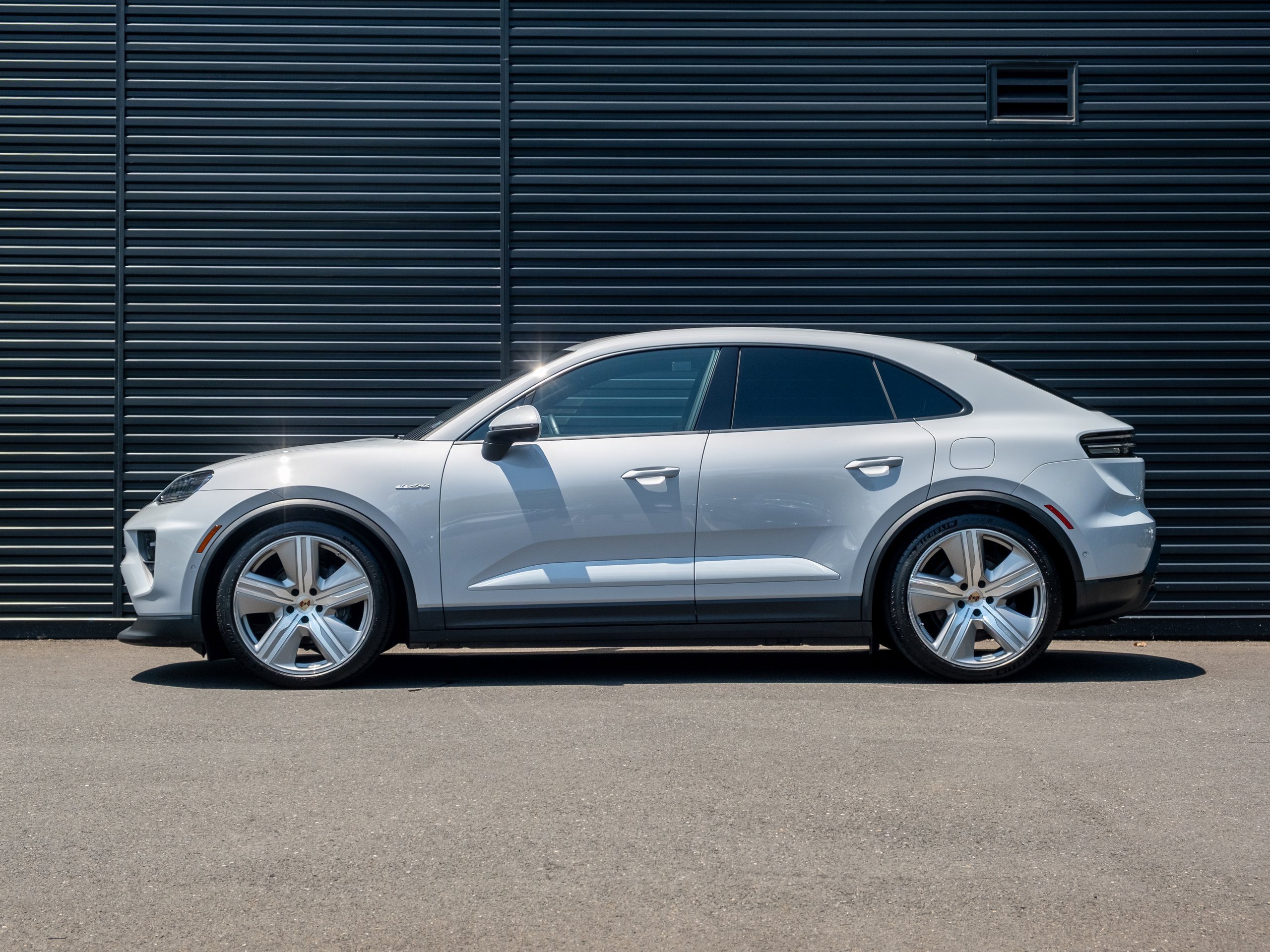 Used 2025 Porsche Macan Electric image 2