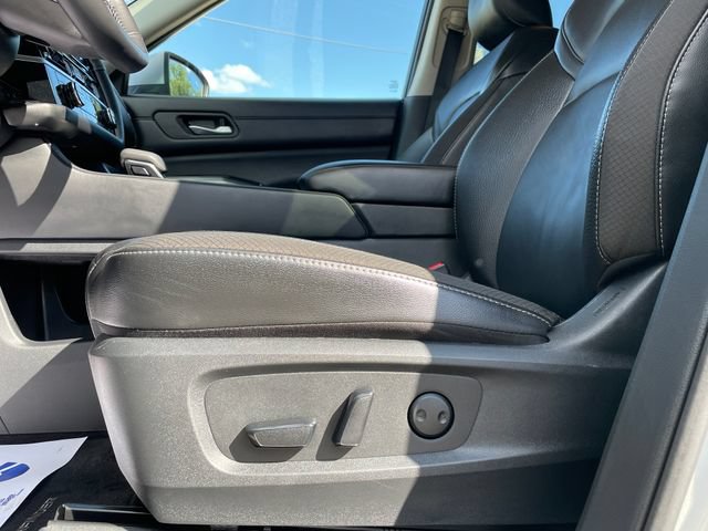 Used 2025 Nissan Pathfinder SL AWD/4WD image 43