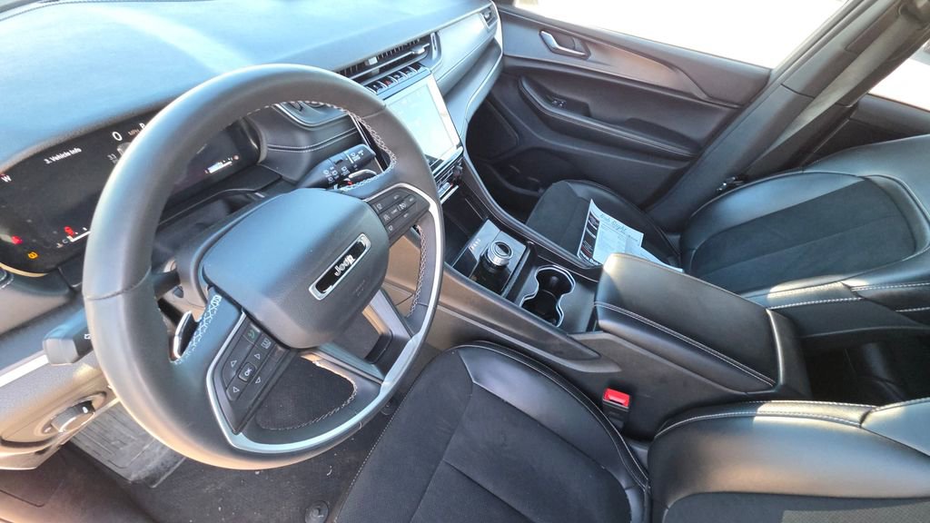 Used 2024 Jeep Grand Cherokee Altitude AWD/4WD image 12