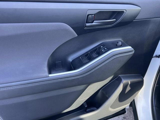 Used 2020 Toyota Highlander LE image 14