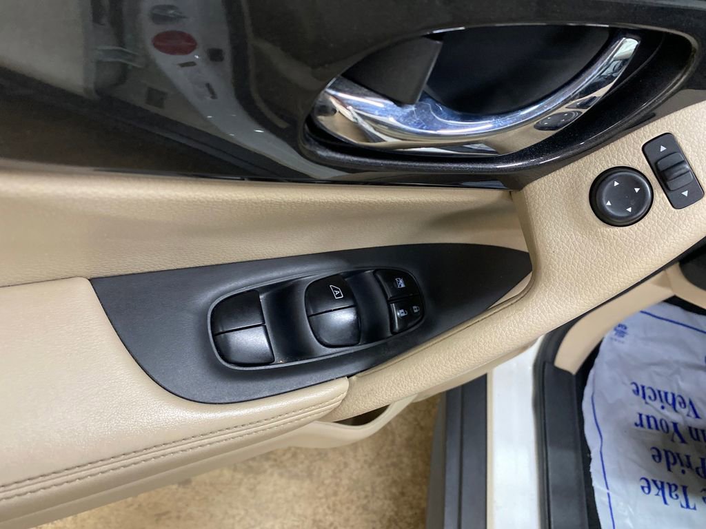 Used 2017 Nissan Rogue SV w/ SV Premium Package image 10