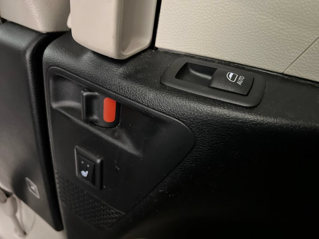 Used 2024 Chrysler Pacifica Limited FWD image 36