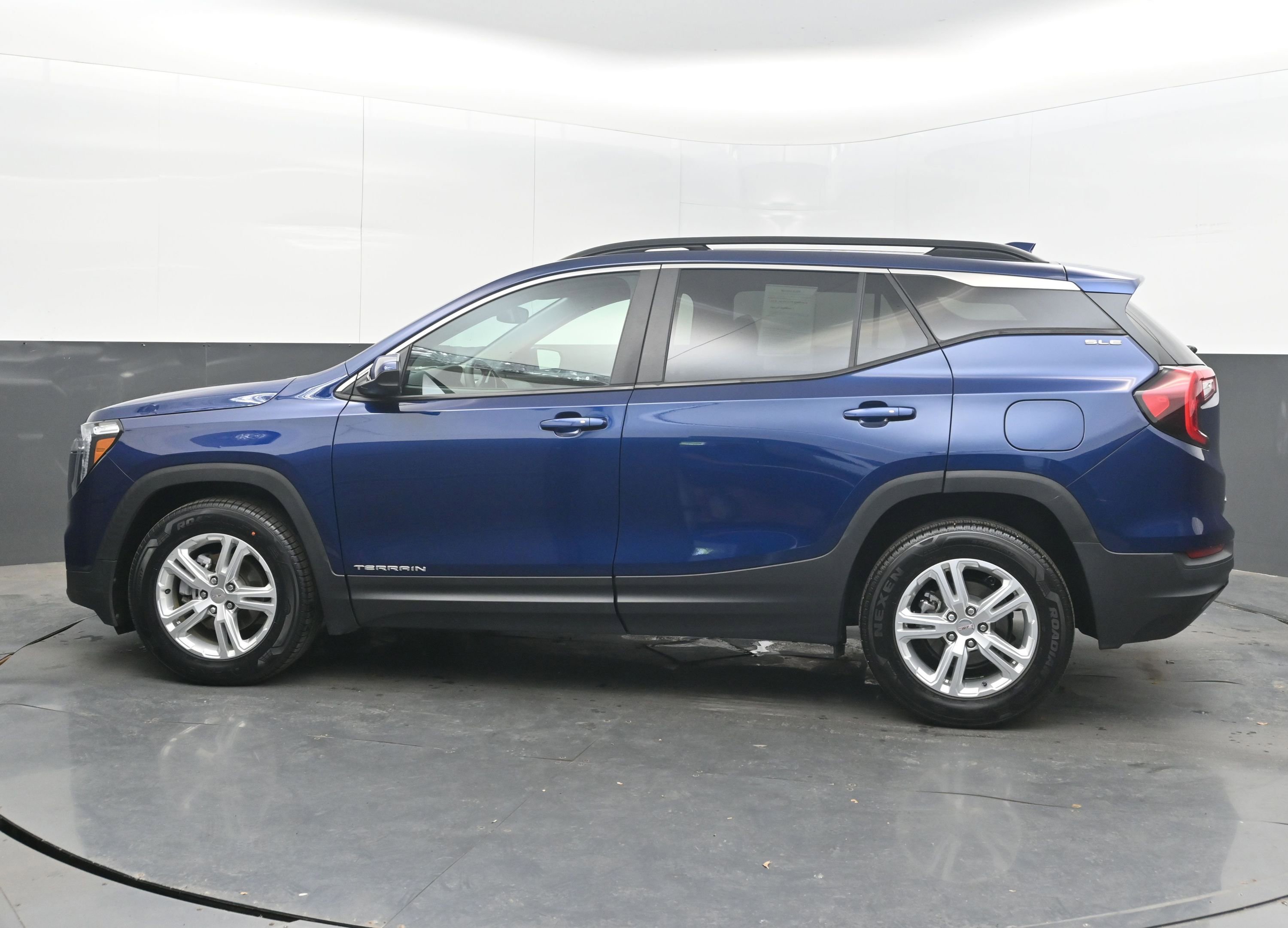 Certified 2022 GMC Terrain SLE w/ Driver Convenience Package FWD image 7