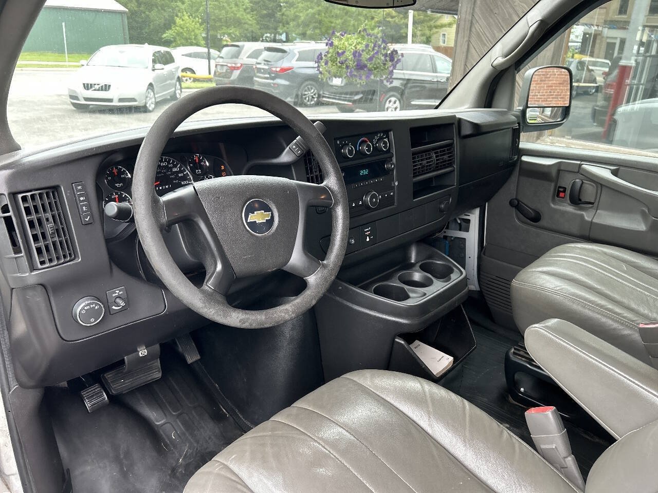 Used 2011 Chevrolet Express 2500 Extended RWD image 11