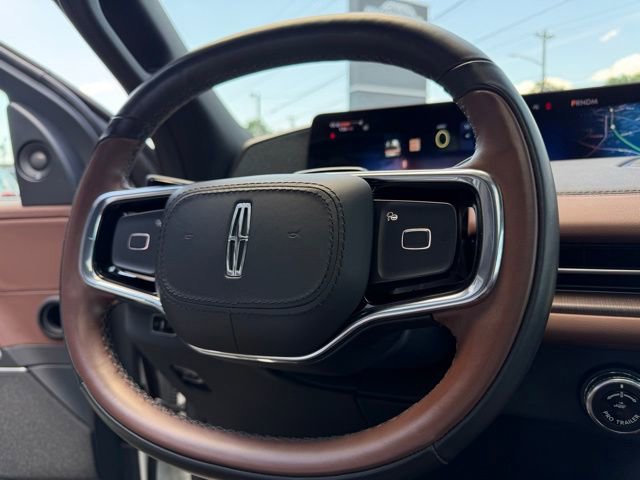 Used 2025 Lincoln Navigator Reserve AWD/4WD image 6