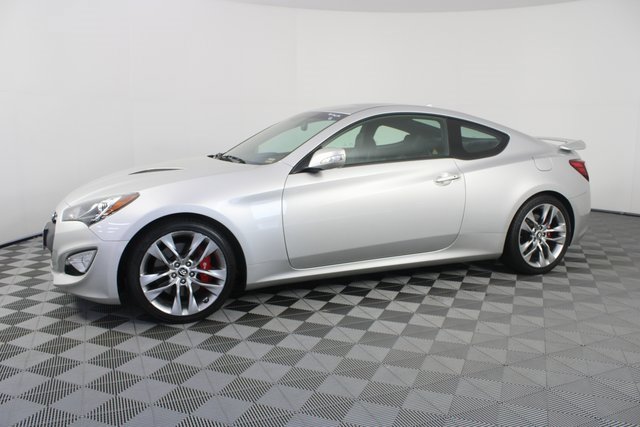 Used 2013 Hyundai Genesis 3.8 image 2