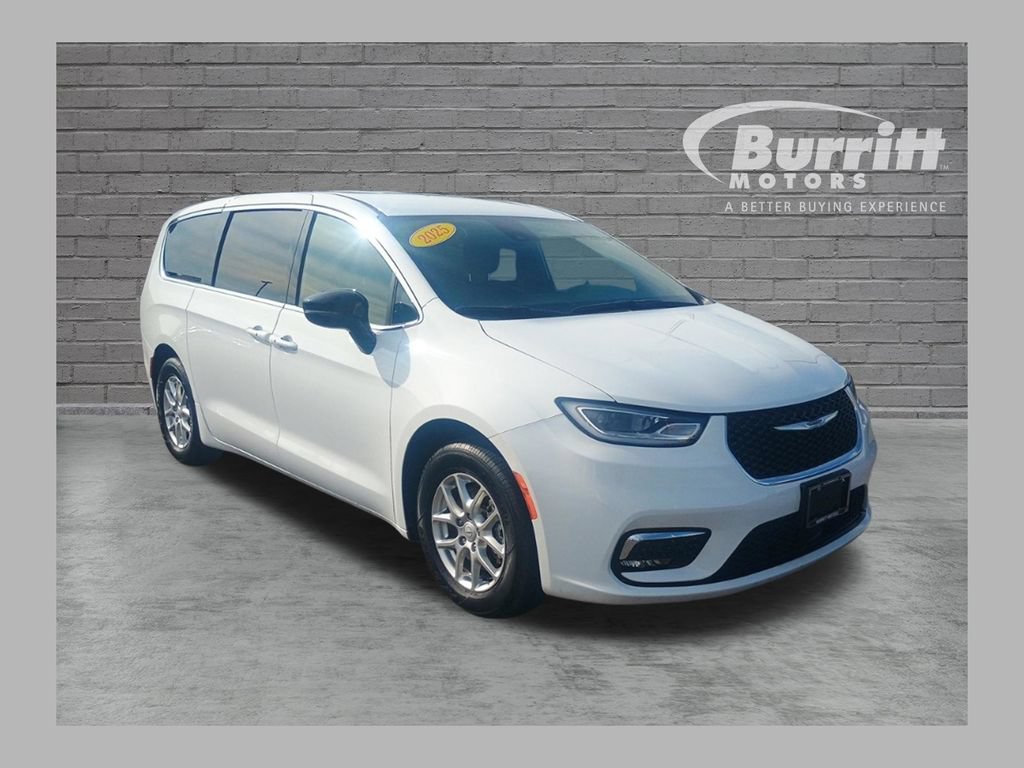 Used 2025 Chrysler Pacifica Select