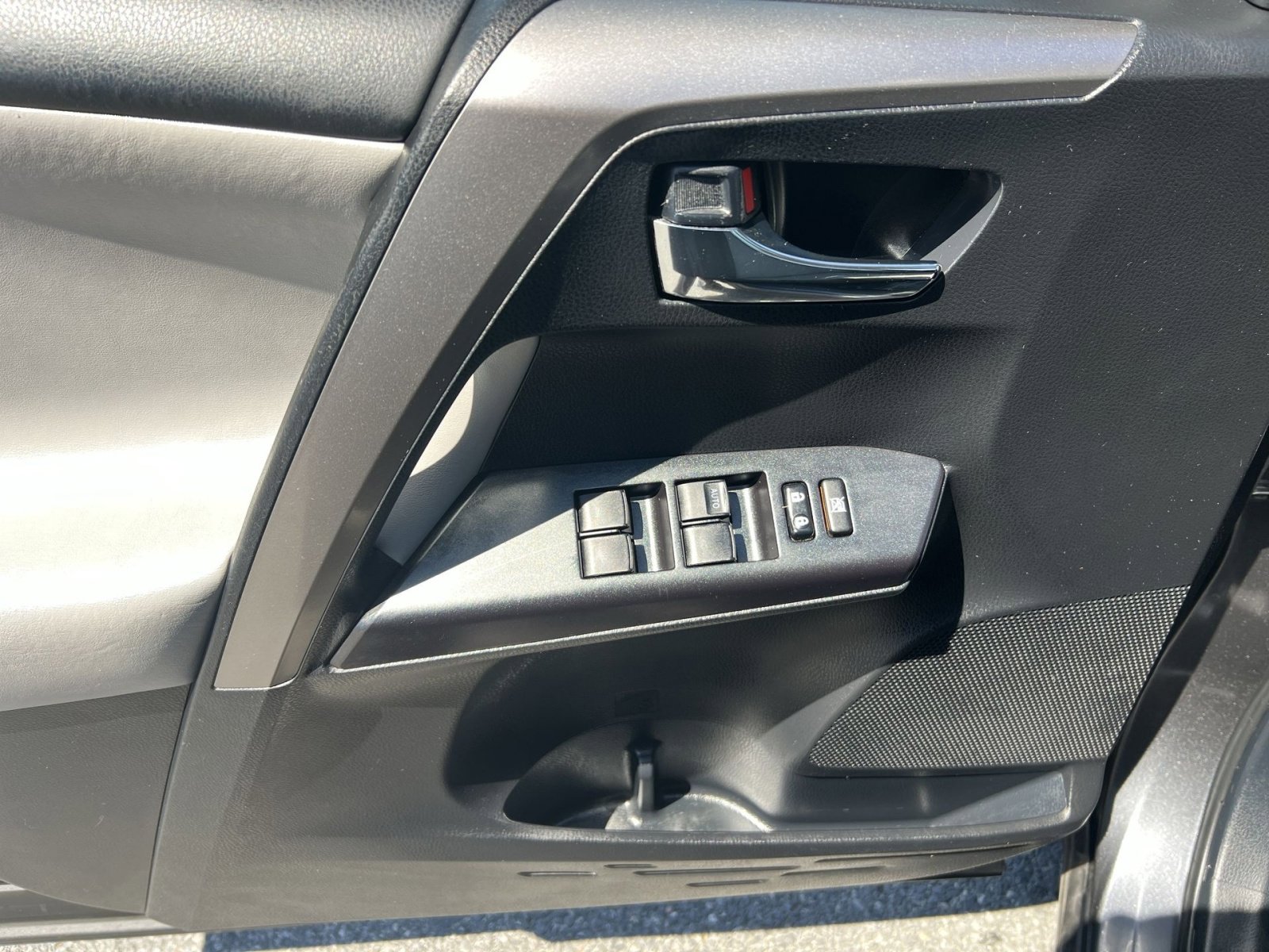 Used 2017 Toyota RAV4 XLE AWD/4WD image 22