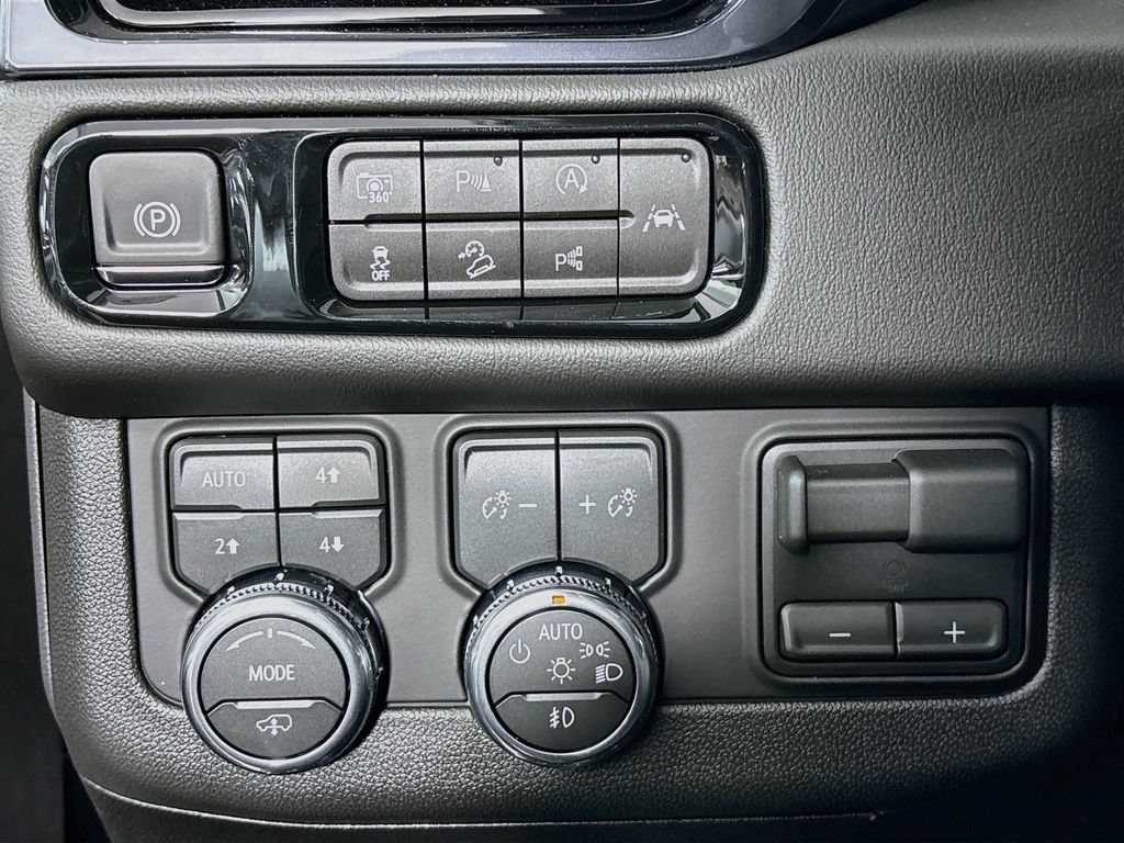 New 2026 GMC Yukon AT4 AWD/4WD image 10