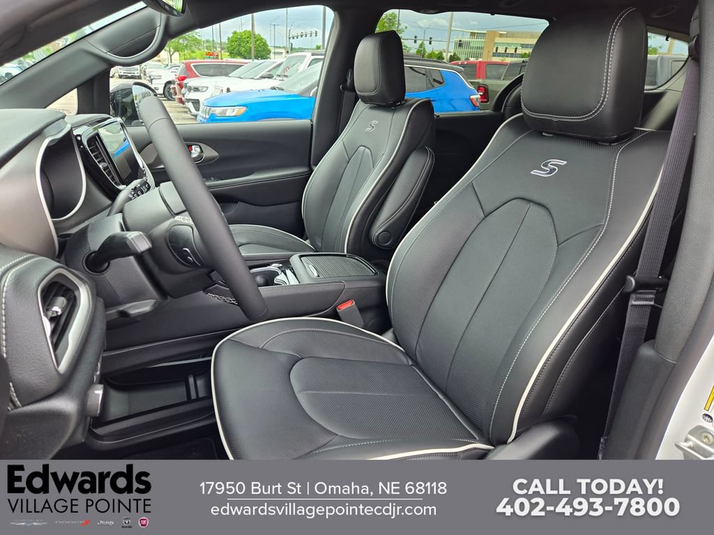 New 2027 Chrysler Pacifica Limited AWD/4WD image 15