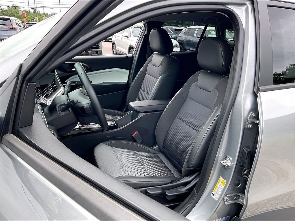 Used 2024 Chevrolet Trax LT w/ Driver Confidence Package FWD image 9