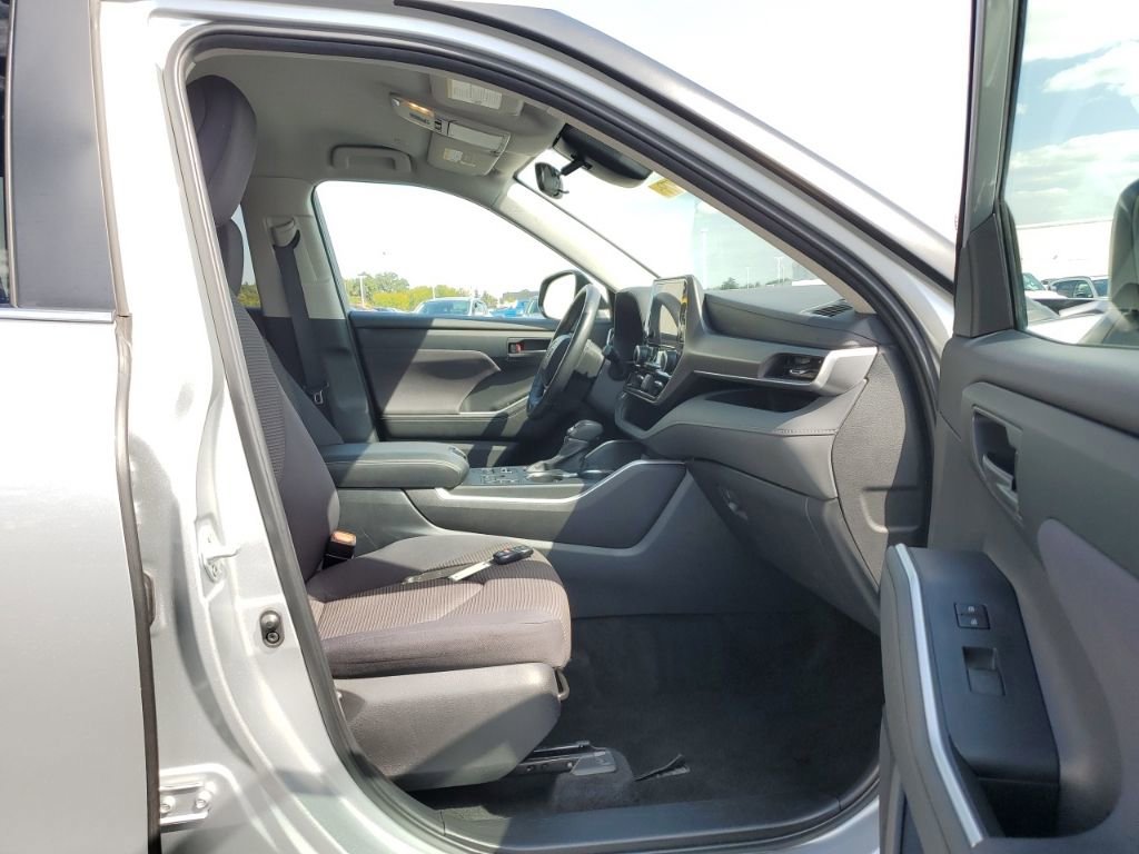 Used 2024 Toyota Highlander LE image 39