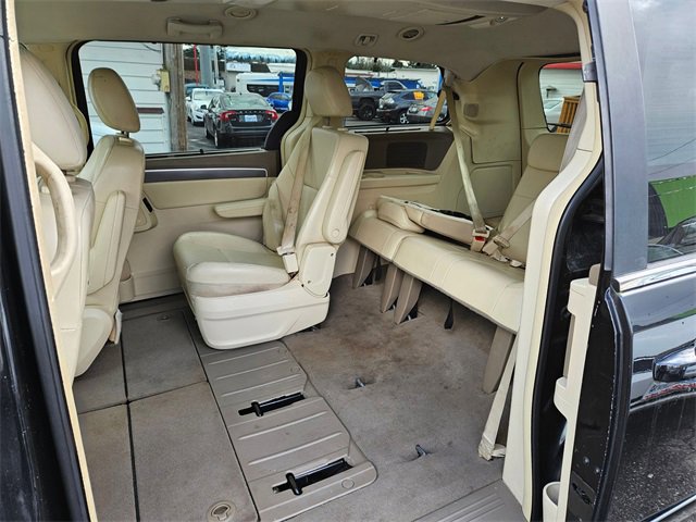 Used 2010 Volkswagen Routan SE image 12