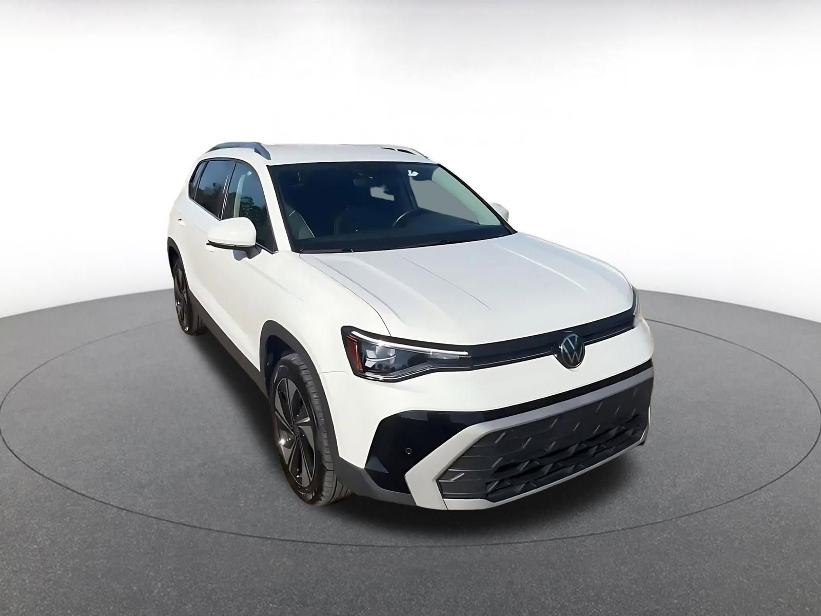 Used 2025 Volkswagen Taos SE image 3