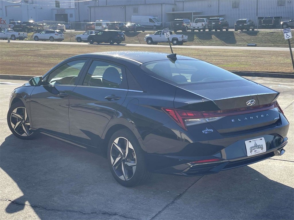 Used 2023 Hyundai Elantra Limited w/ Cargo Package image 5