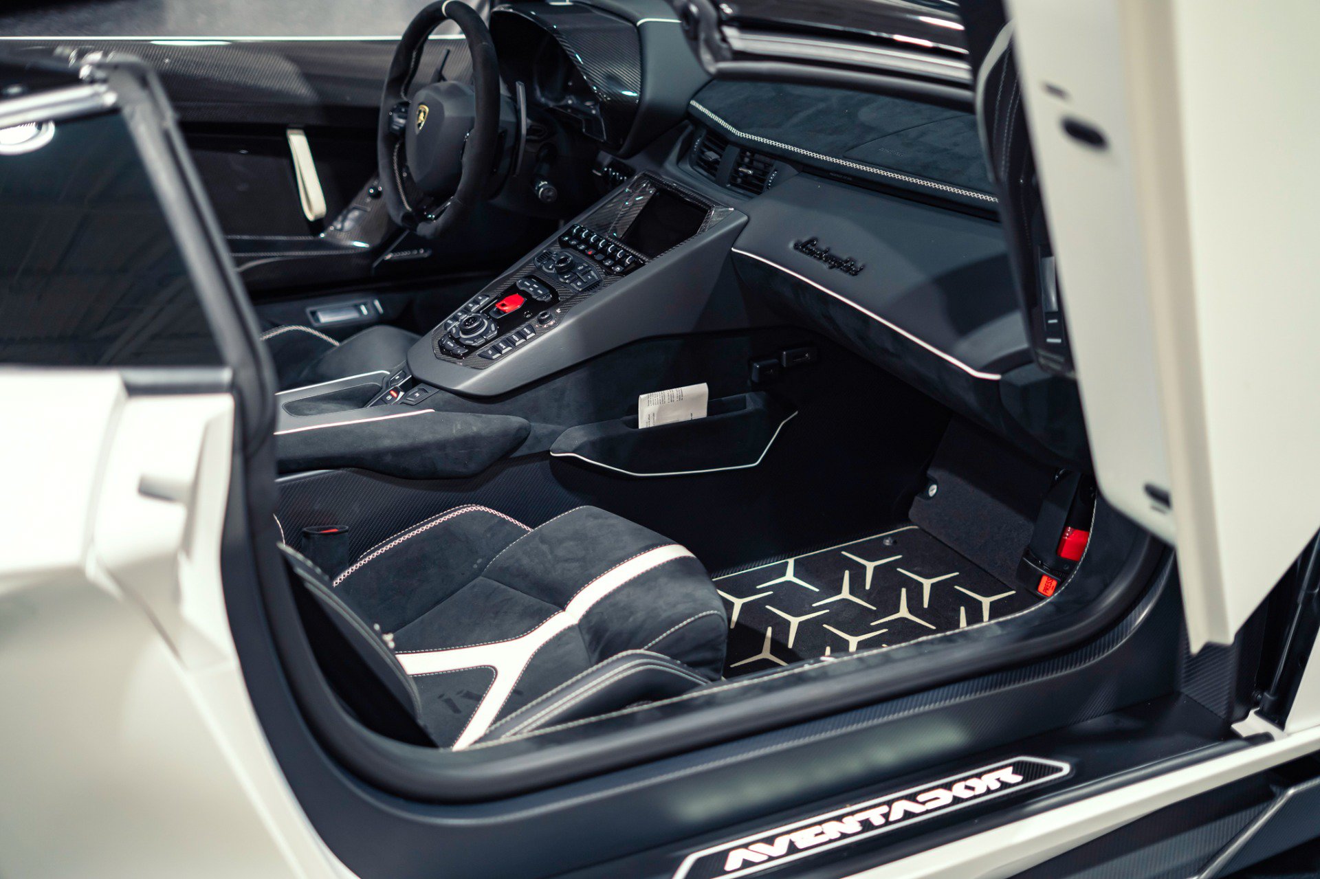 Used 2020 Lamborghini Aventador SVJ AWD/4WD image 14