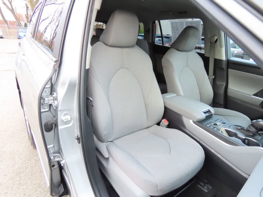 Used 2023 Toyota Highlander LE AWD/4WD image 17