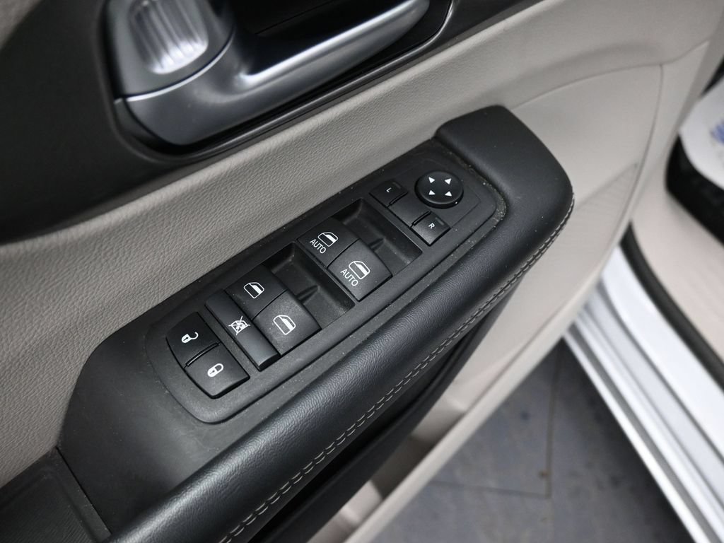 Used 2024 Chrysler Pacifica Limited FWD image 31