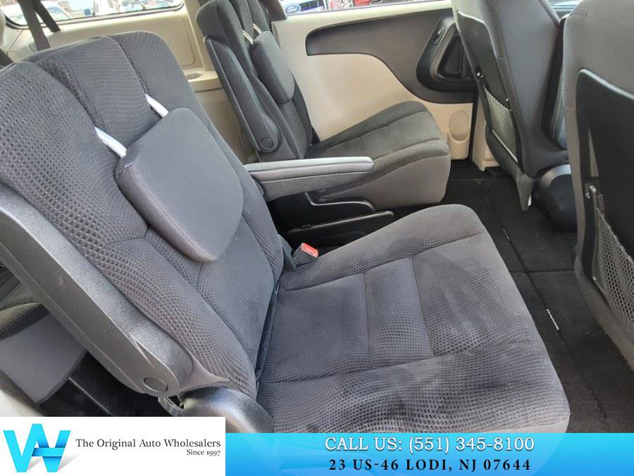 Used 2019 Dodge Grand Caravan SE w/ UConnect Hands-Free Group image 18