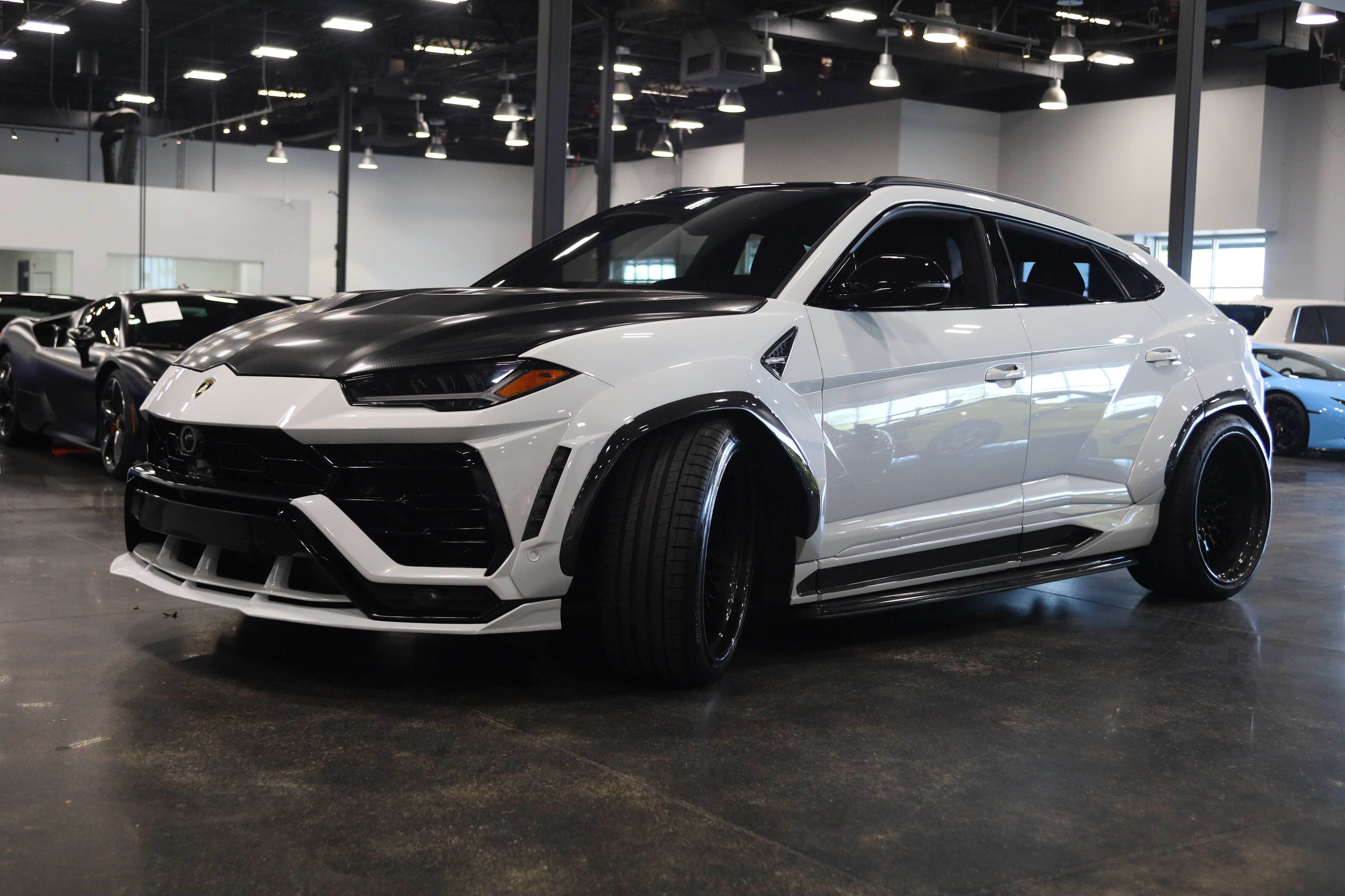 Used 2019 Lamborghini Urus AWD/4WD image 3