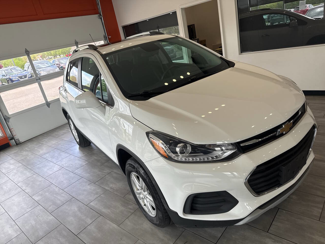 Used 2020 Chevrolet Trax LT w/ Sun & Sound Package image 7