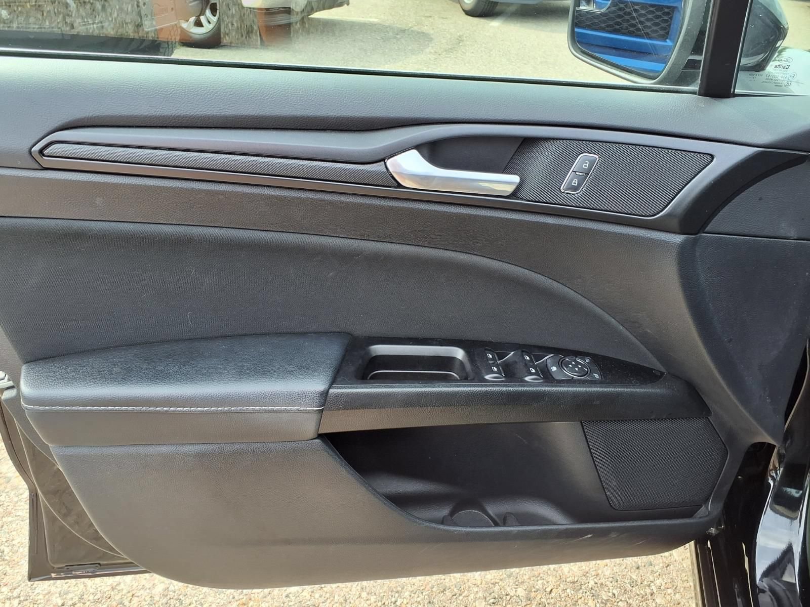 Used 2018 Ford Fusion SE w/ Equipment Group 201A FWD image 14