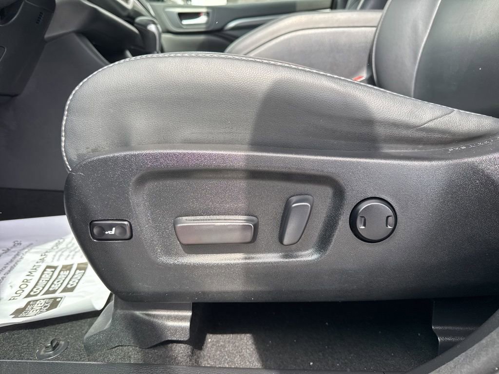 Used 2018 Toyota Highlander SE image 32