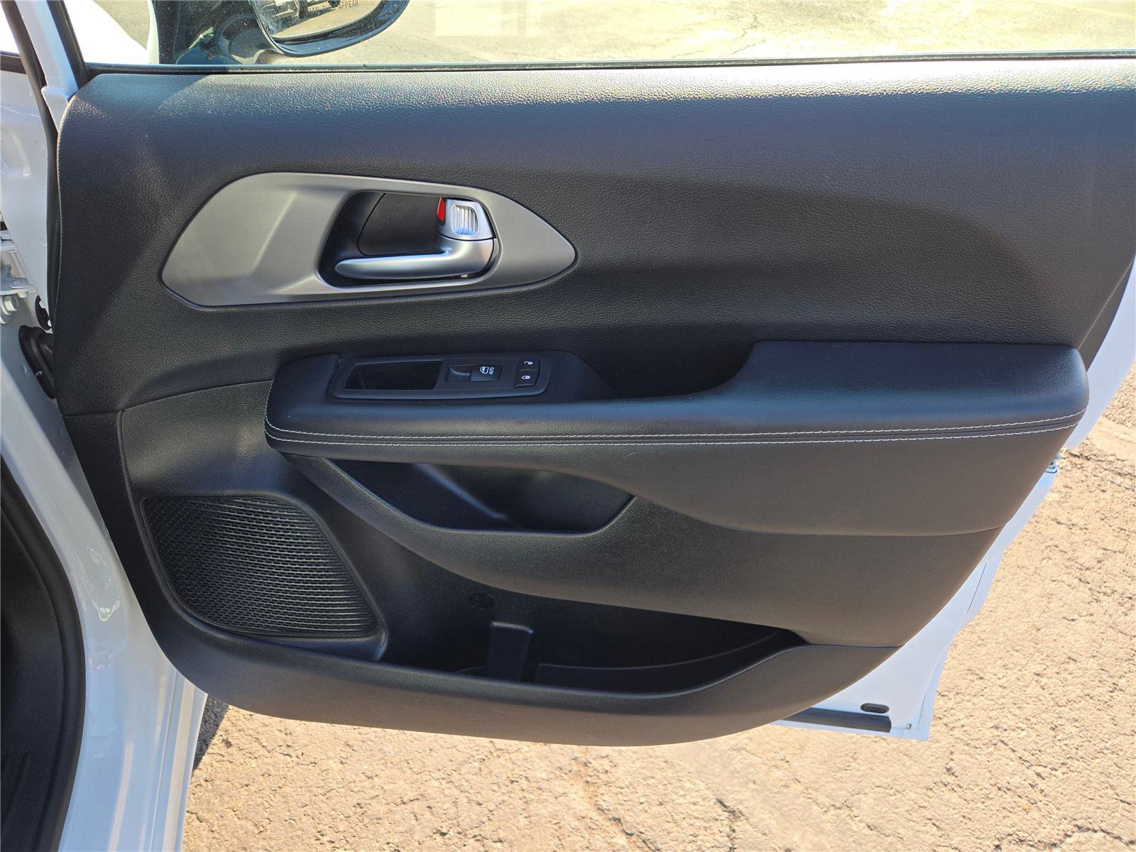 Used 2025 Chrysler Pacifica Select FWD image 7