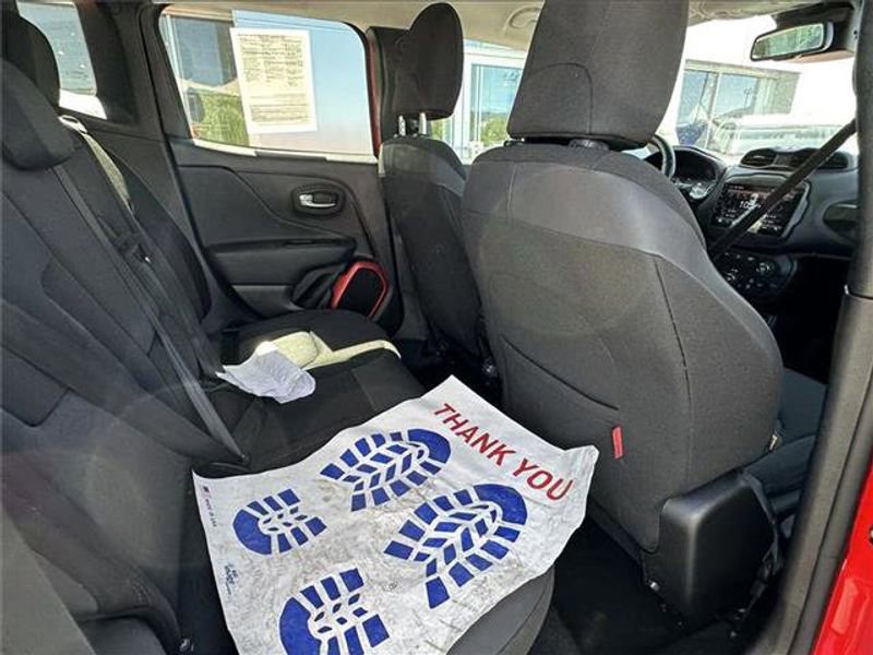 Used 2018 Jeep Renegade Trailhawk w/ UConnect 8.4 Nav Group image 11