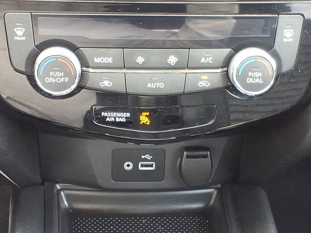 Used 2018 Nissan Rogue SV AWD/4WD image 16