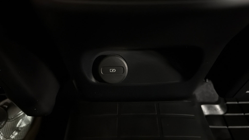 Used 2022 Volvo XC40 T5 Momentum image 26