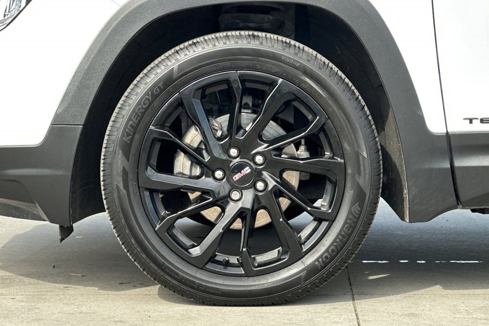 Used 2024 GMC Terrain SLE w/ Elevation Edition image 25