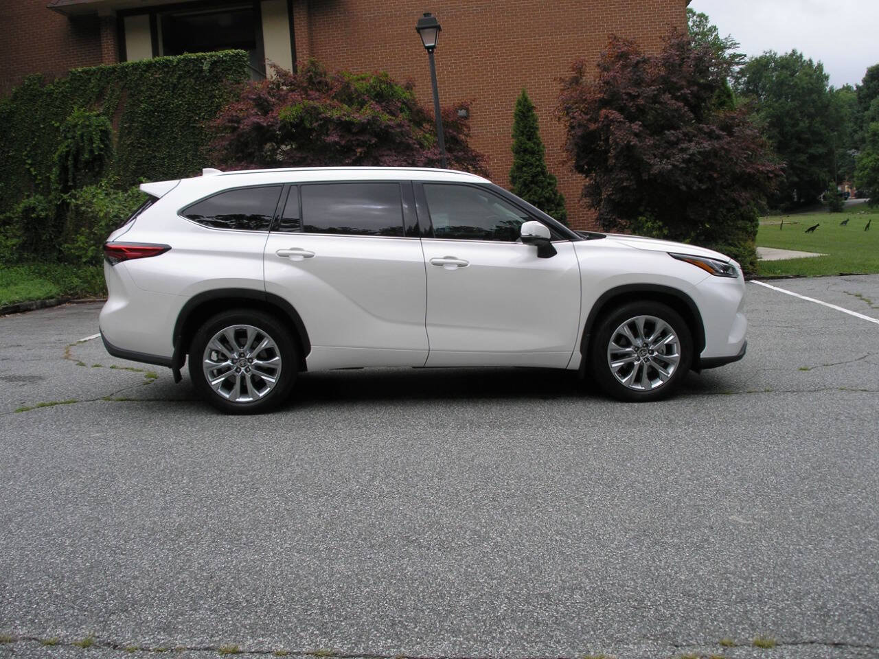 Used 2021 Toyota Highlander Limited AWD/4WD image 9
