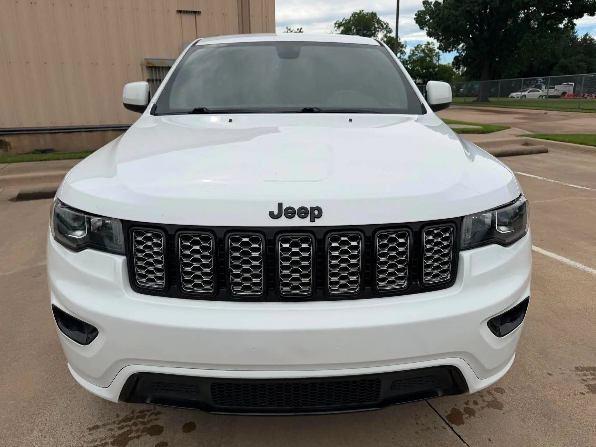 Used 2018 Jeep Grand Cherokee Altitude RWD image 2